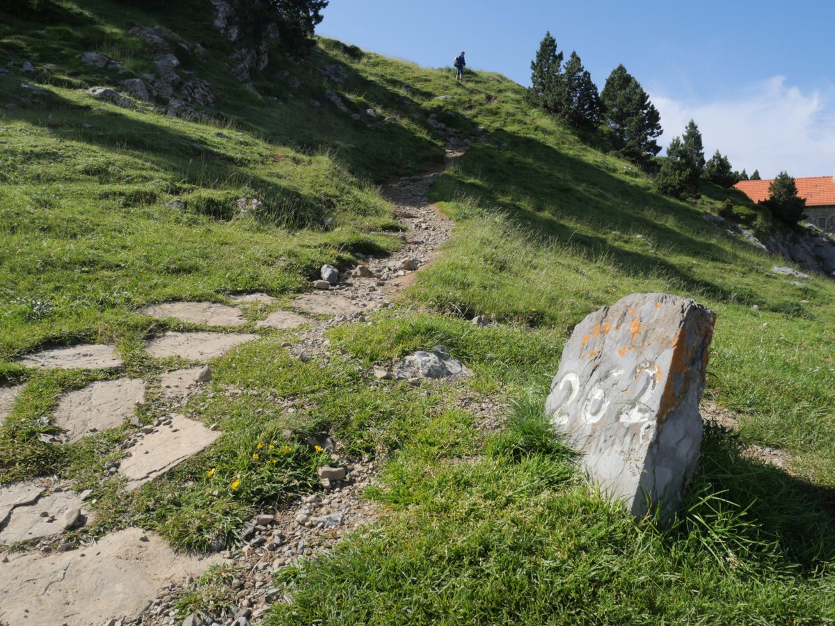 San Martin harria, ohiko igoerako bidearen hasieran