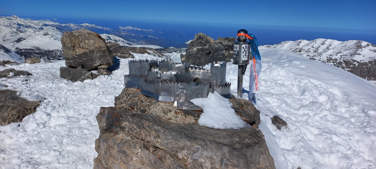 Hiru Erregeen Mahaia (2446m) postontzia