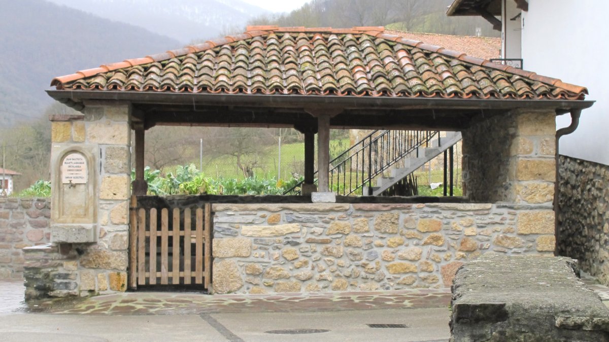 Iturria eta garbitokia, Artze-Donamaria