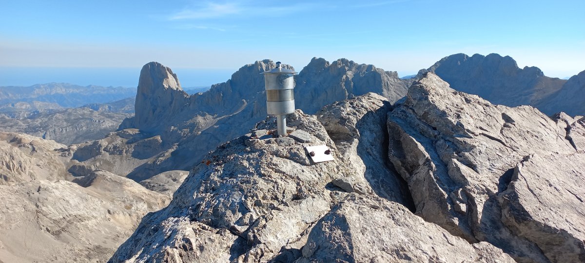 Tesorero (2546m) tontorra eta atzean Urriellu haitza