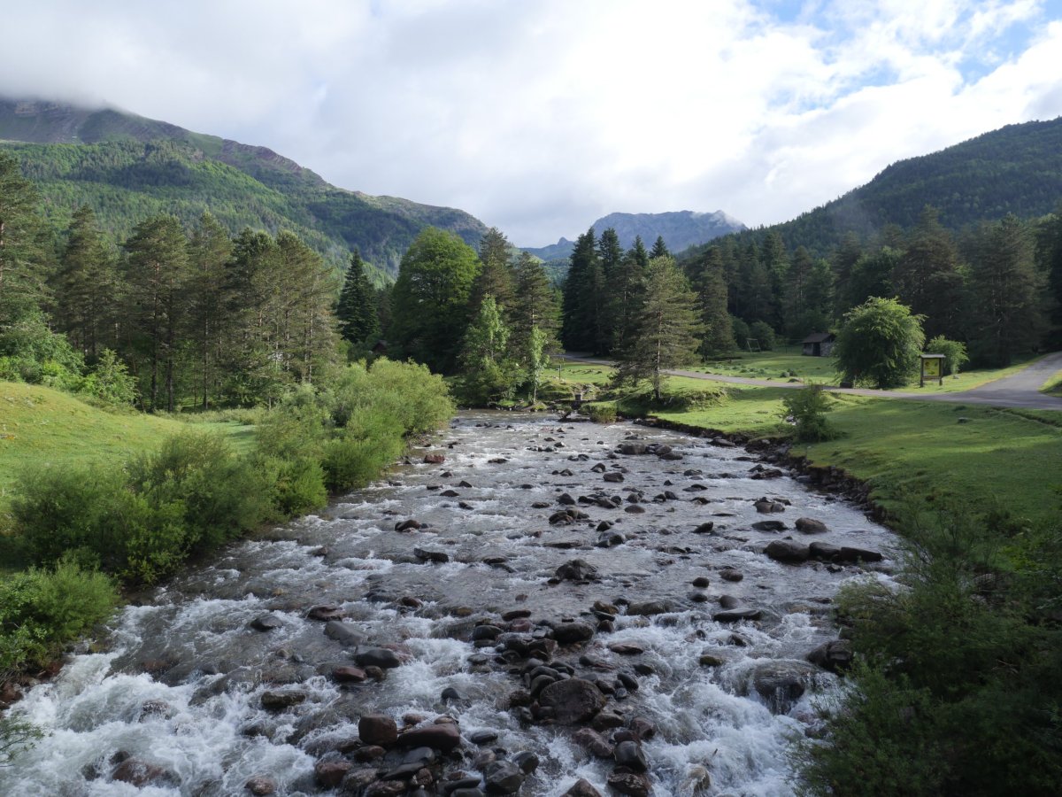 Aragon-Subordán ibaia Oza aldean, ekaitz egun baten ondoren