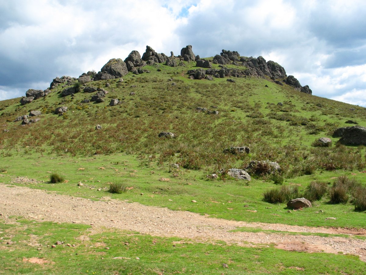 Buluntza inguruko muinoa haitzez koroatua