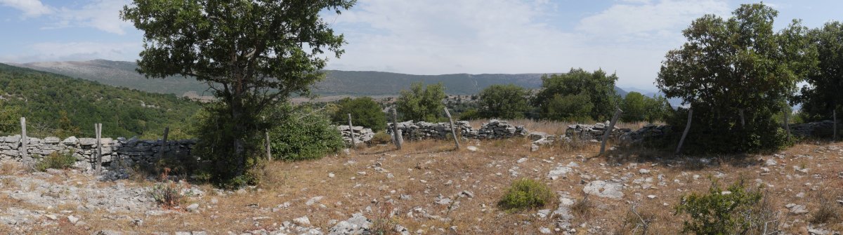 Harrizko hesiaren erpina, Kapanasta gailurretik gertu gelditzen da