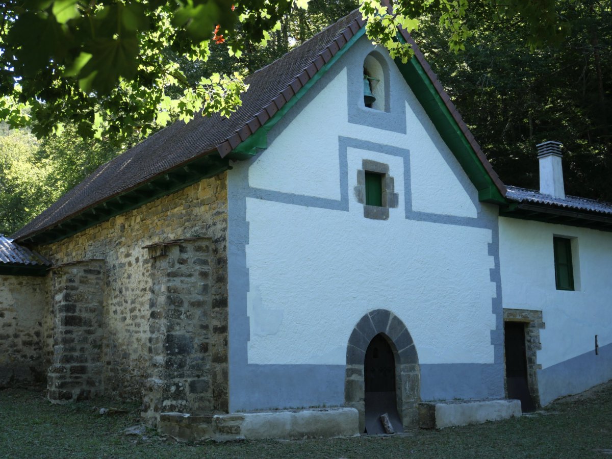 Argiloain baseliza, Igari herritik gertu