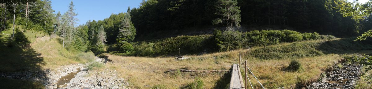 Urtxuria errekaren gaineko oinezko zubia