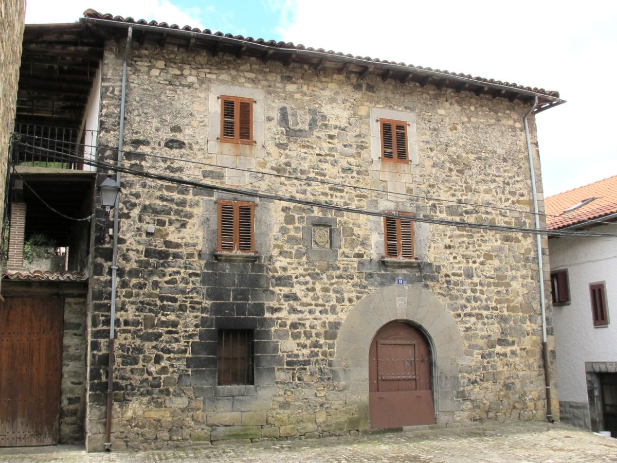 Maisterra etxea, Garde