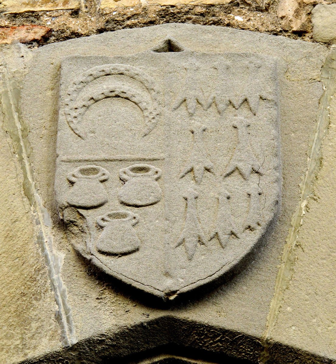 Granada de Ega jauregiko armarria, Zangoza